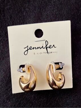 Jennifer's Chic Boutique Shiny Gold Sculpted Hoop Earrings